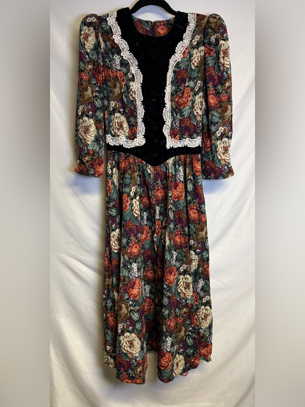 Vintage Floral Velvet-Panel Midi Dress in Black and Multicolor